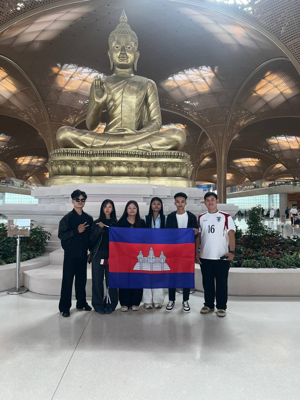 ក្រុម Komnot កាន់ទង់ជាតិកម្ពុជា មុនធ្វើដំណើរទៅហាណូយ